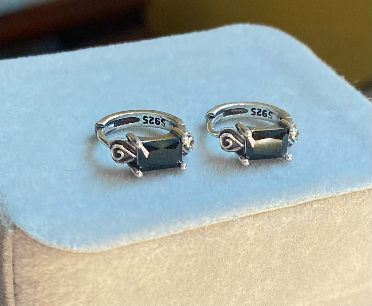 Aretes huggies piedra color negra de plata 925