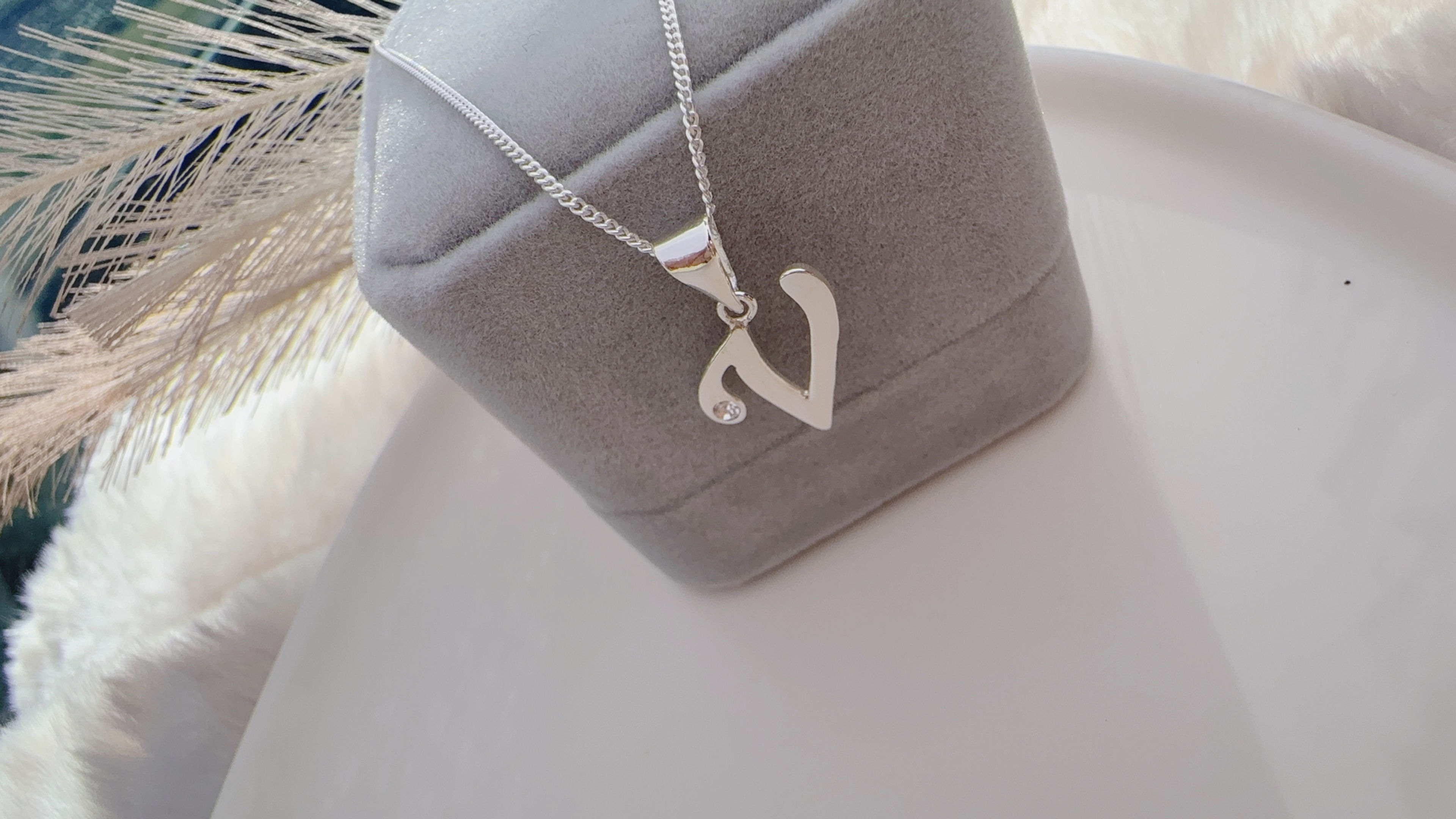 Dije Inicial  V lisa un circon plata 925