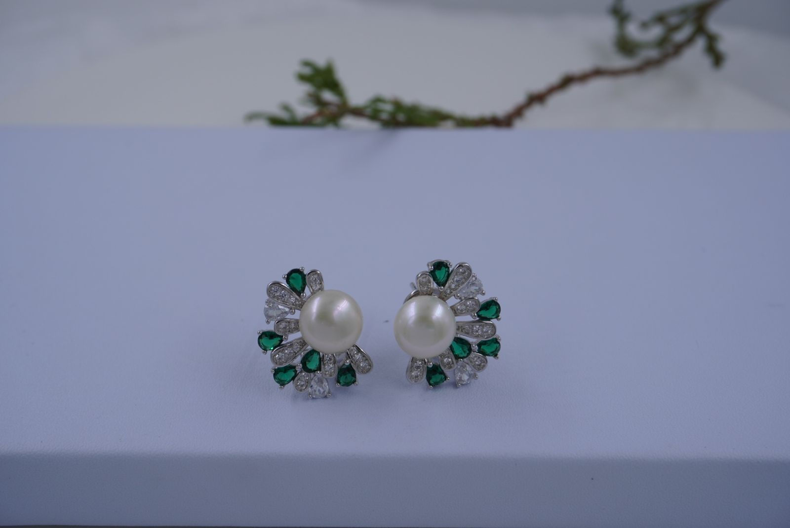 Aretes topos perlas y cristales color verde esmeraldas plata 925