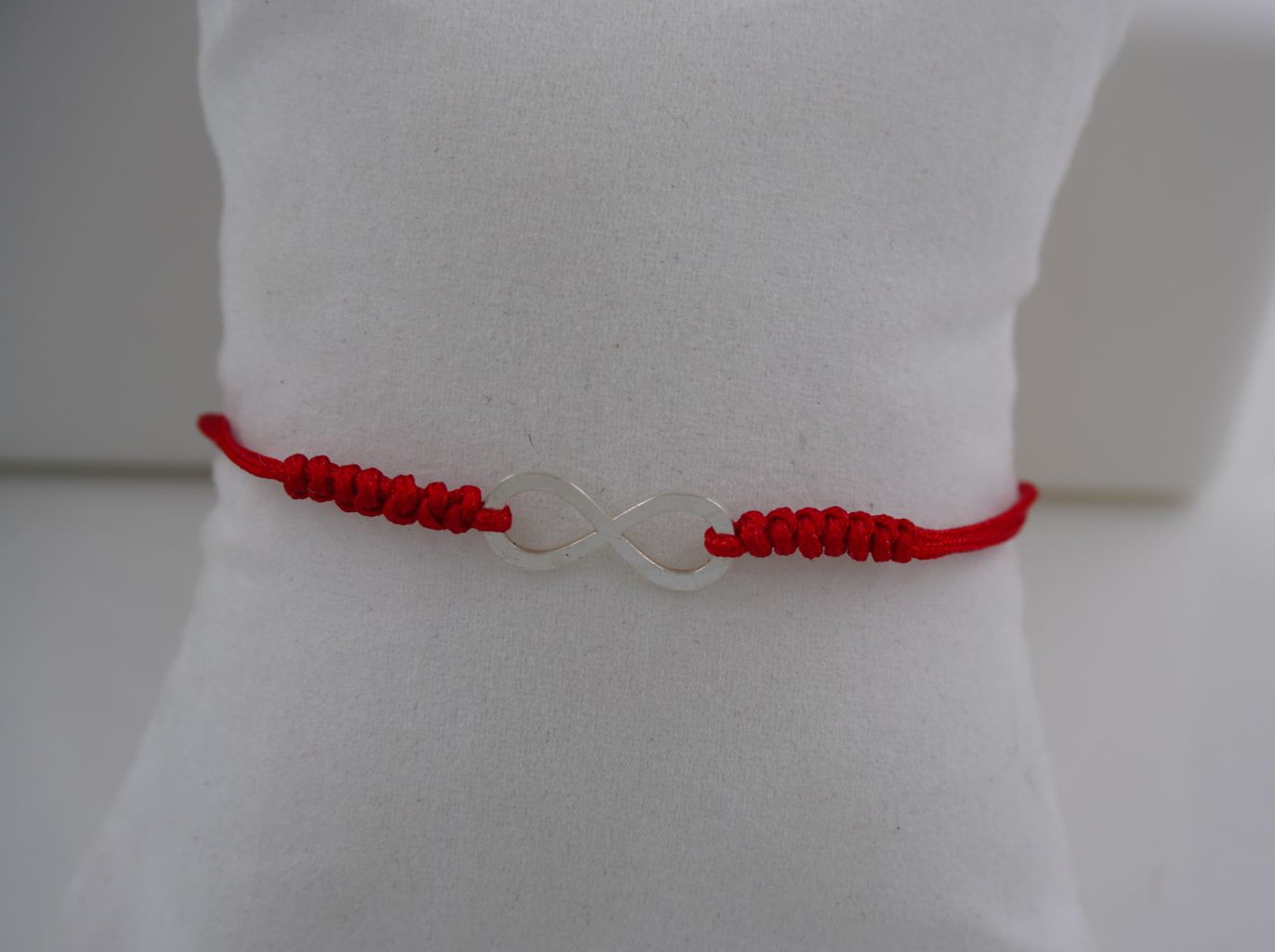 Pulsera hilo rojo, apliques de plata 925, dije cruz
