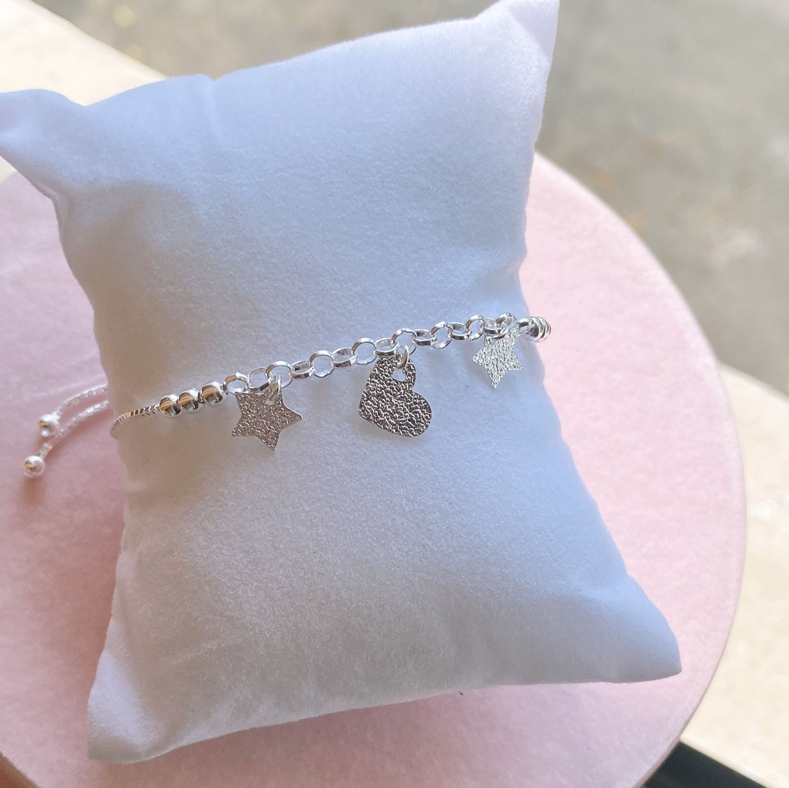Pulseta regulable dijes estrella y corazón