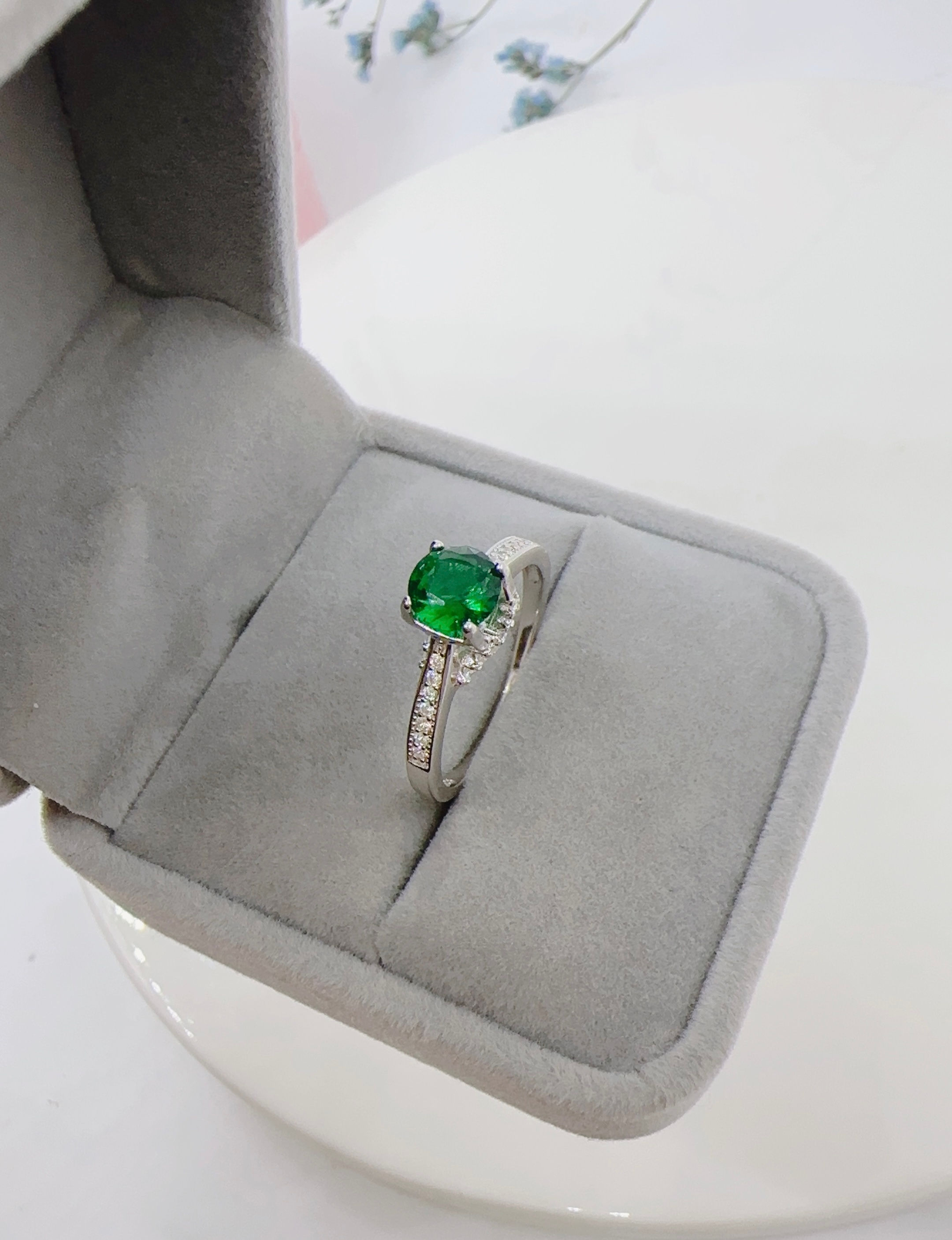 Anillo piedra color verde central plata 925