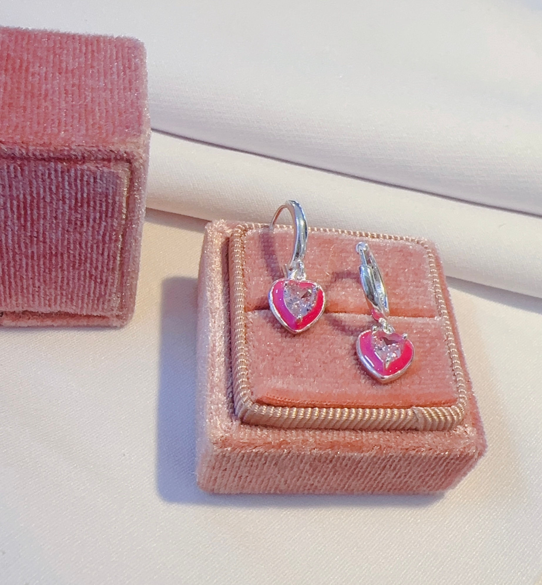 aretes huguies dije corazón esmaltado rosa 