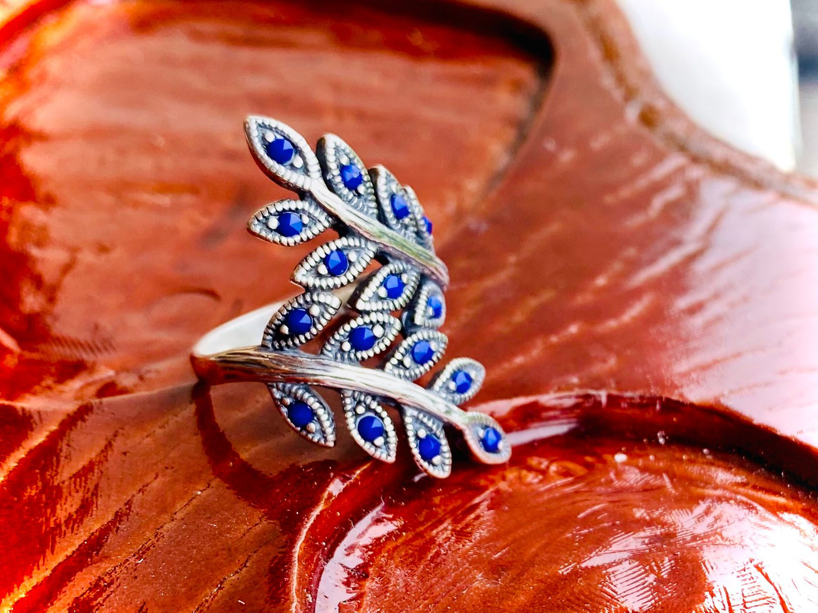Anillo marquesita de hoja con enjoye piedra color azul
