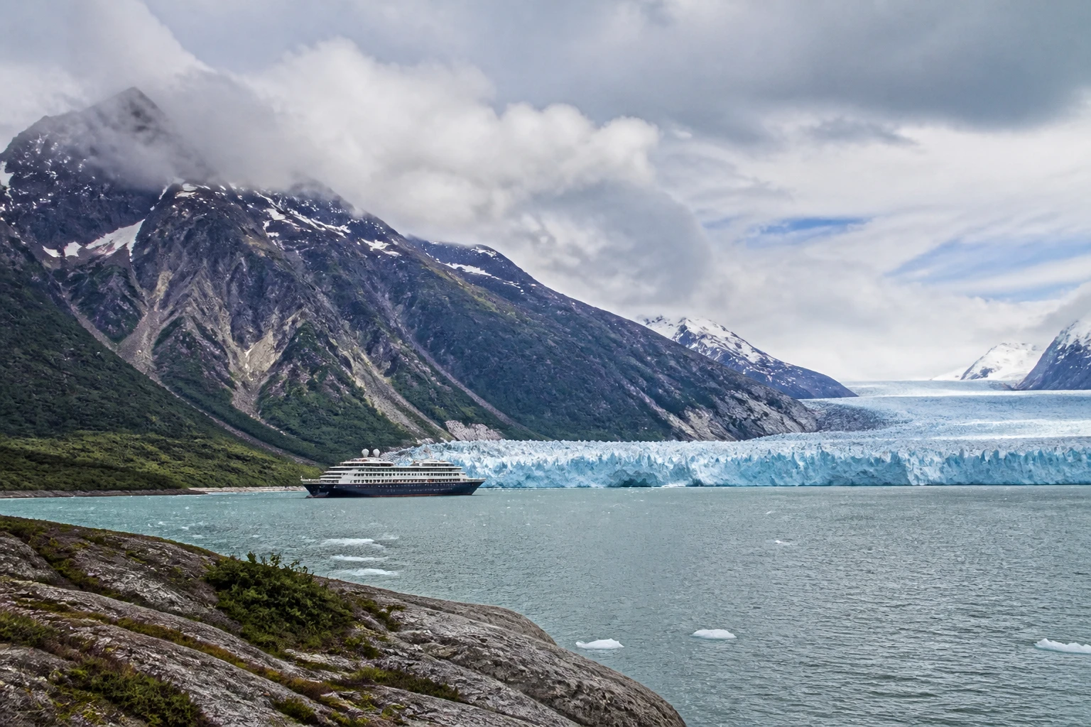 Representative nature destination view: Patagonia, Argentina / Chile; regional terrain and vegetation, not an exact landmark photograph.