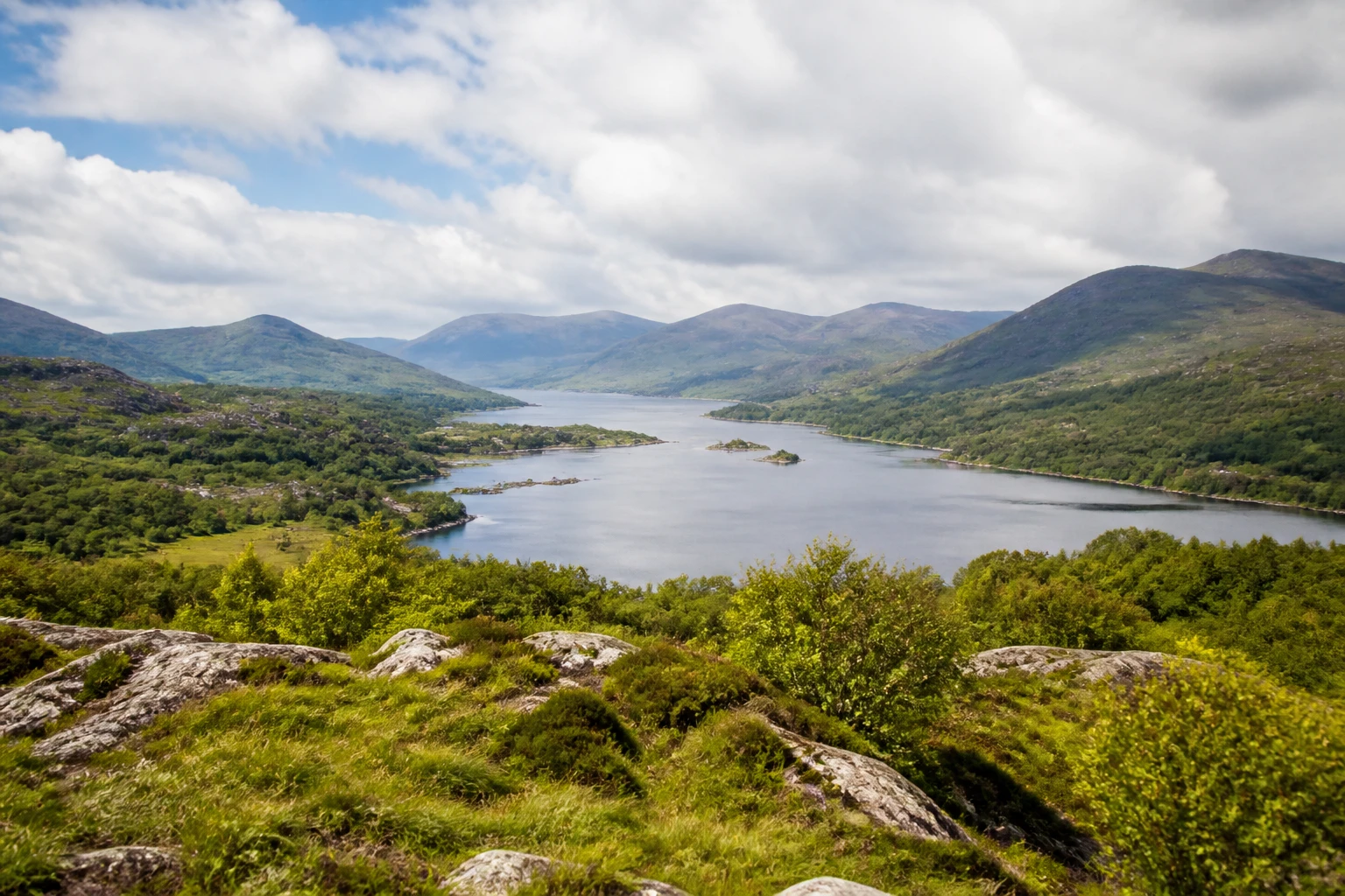 Representative nature destination view: Killarney and Ring of Kerry, Ireland; regional terrain and vegetation, not an exact landmark photograph.