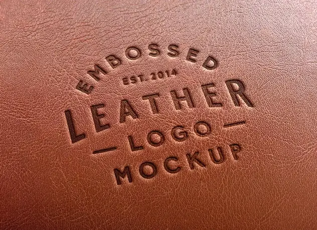 Text grabado en cuero: EMBOSSED LEATHER LOGO MOCKUP EST. 2014, detalles elegantes.