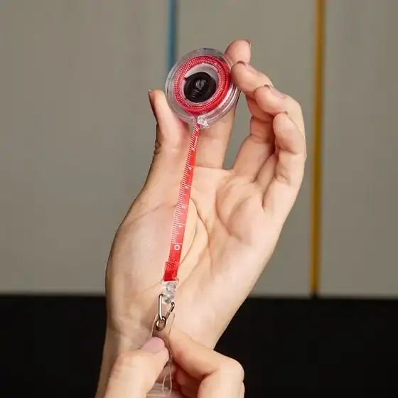 Miniatura: portagafete flexómetro dot retráctil con clip sujetador. Incluye flexómetro de 100 cm.
