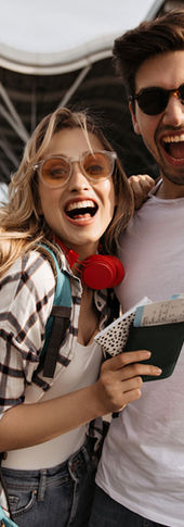 Felices pareja muestran pasaportes y celebran un viaje. Road trip Promocionales Alexa.
