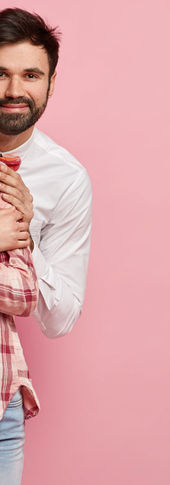 Pareja abrazándose con fondo rosa. Invitaciones de boda, sonrientes, afectuosos, juntos.