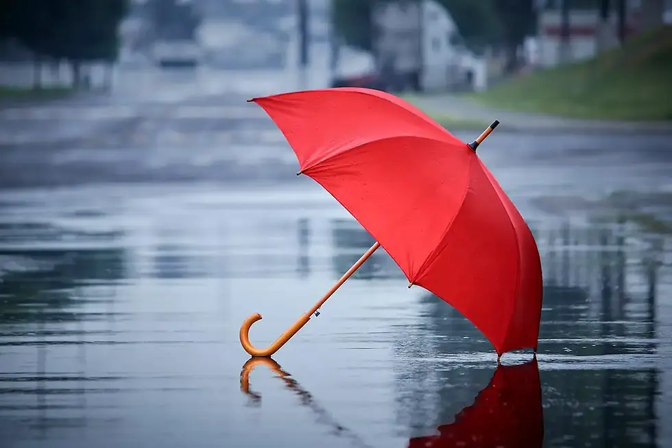 paraguas color rojo sobre el piso