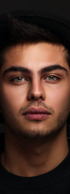Joven hombre con sombrero negro, retrato, mirada directa, fondo oscuro, invitaciones Promocionales Alexa