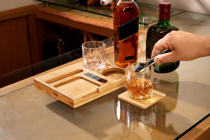 Miniatura: Set elegante de bar con vasos de cristal y bambú
