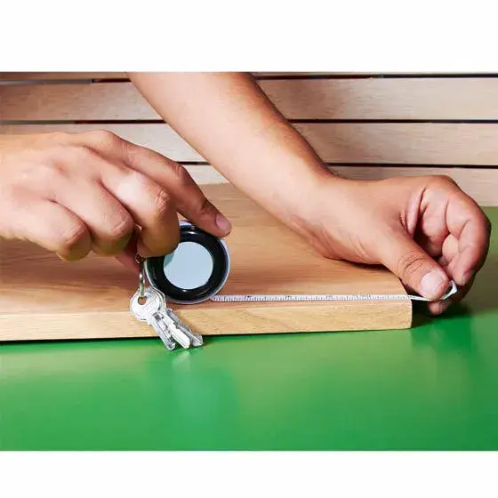 Miniatura: El Llavero Flexómetro Wheel combina funcionalidad y estilo en un solo accesorio. Diseñado en plástico resistente, cuenta con