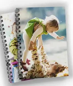 Dos álbumes de fotos abiertos con imágenes de niños jugando, Servicios promocionales.