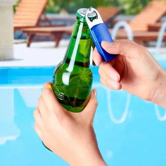 Thumbnail: El Llavero Destapador Kinzig es el accesorio multifuncional perfecto para acompañarte en cualquier momento. Combina tres func