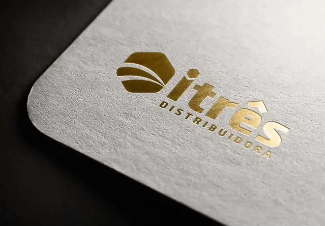 Logotipo Itrés Distribuidora en relieve dorado sobre fondo blanco, Promocionales Alexa.