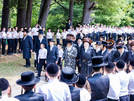 סאטמארער קעמפ רב טוב – מחנה יהודה אין נעפענאק לעבט אויף ביי הערליכע באזוך פון האד' מסאטמאר בתוככי המחנה