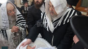 ווידיאו • פאר הדור הגהה"צ רבי יעקב מאיר שעכטער שליט"א דינט אלס מוהל ביי ברית לנכד האד' מפינסק קארלין