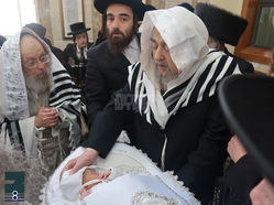 ווידיאו • פאר הדור הגהה"צ רבי יעקב מאיר שעכטער שליט"א דינט אלס מוהל ביי ברית לנכד האד' מפינסק קארלין