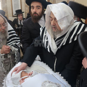 ווידיאו • פאר הדור הגה"צ רבי יעקב מאיר שעכטער שליט"א דינט אלס מוהל ביי ברית לנכד האד' מפינסק קארלין