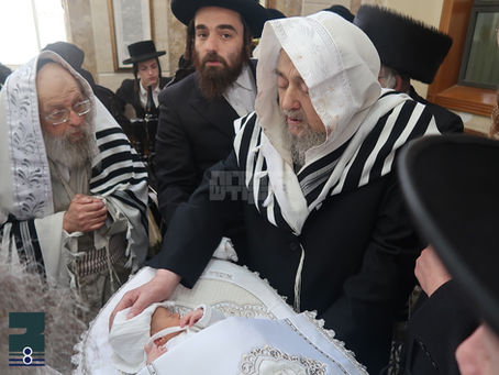 ווידיאו • פאר הדור הגה"צ רבי יעקב מאיר שעכטער שליט"א דינט אלס מוהל ביי ברית לנכד האד' מפינסק קארלין