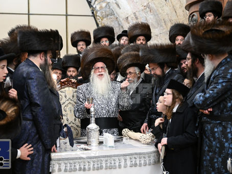 מִקְדַּשׁ מֶלֶךְ: נגידי בית צאנז מיטגעלעבט שבת מרומם בצל האד' מצאנז אין אלטשטאט ירושלים סמוך ונראה צום כותל המערבי