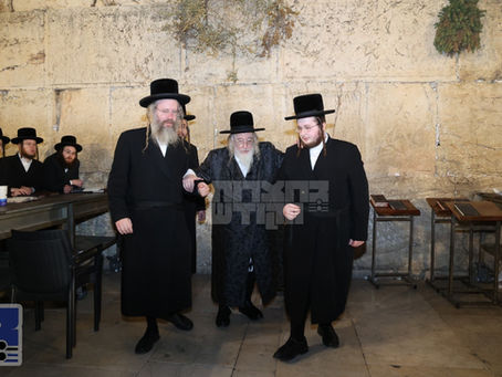 האד' מספינקא אנגעקומען אויף א מעמד תפילת רבים ביים כותל המערבי לקראת שמחת נישואי נכדו החתן