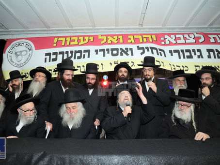 אלפי בני היישוב הישן ביי שטורמישע עצרת מחאה על פני כיכר השבת נאך צענדליגער יונגעלייט און בחורים ארעסטירט