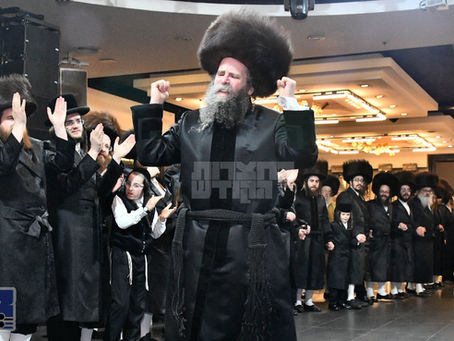 תושבי וויליאמסבורג גרייטן זיך צום ערשטן שבת בצל הקודש פון האד' מקרעטשניף סיגעט אין די ריזן 'עידן פאלאס' זאלן