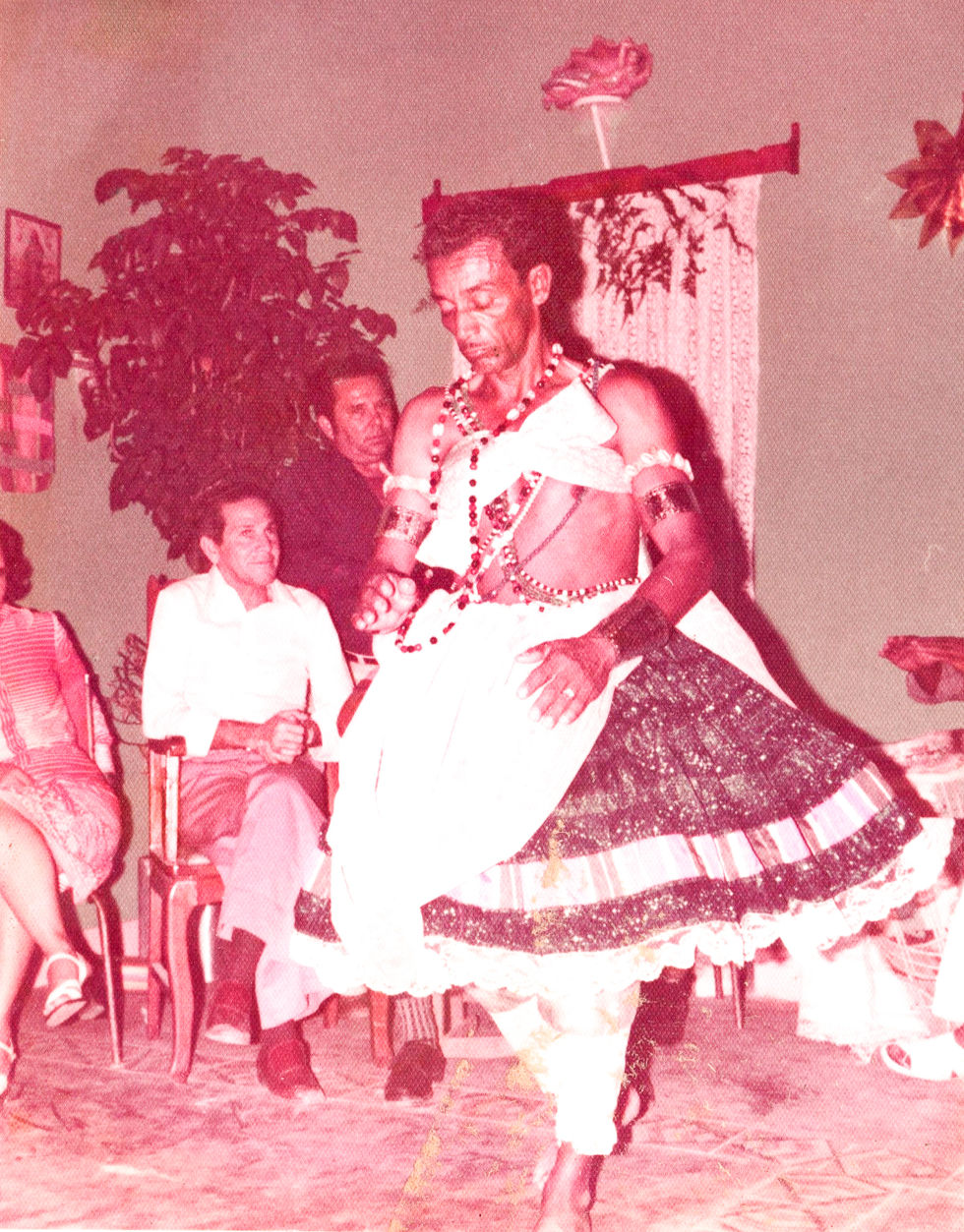 Pai Henrique, no terreiro Ogum Roxo Mucumbo, em Juazeiro (BA). 1977. 