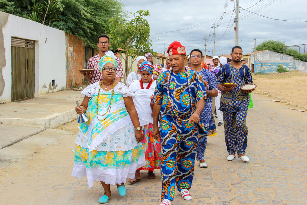 Pai Edson Rosa e Mãe Edna realizam caminhada em defesa da árvore secular, um Juazeiro, no Bairro do Quidé, em março de 2023
