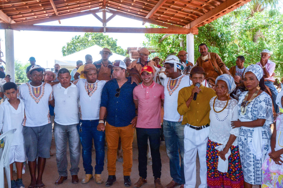 Mãe Flora ao lado de filhos e netos durante a chegada dos vaqueiros na festa do Caboclo Boiadeiro, Zeca da Varginha, em  2017