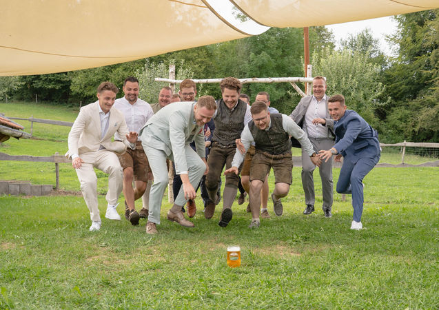 Lockeres Gruppenfoto bei Hochzeit in Isny