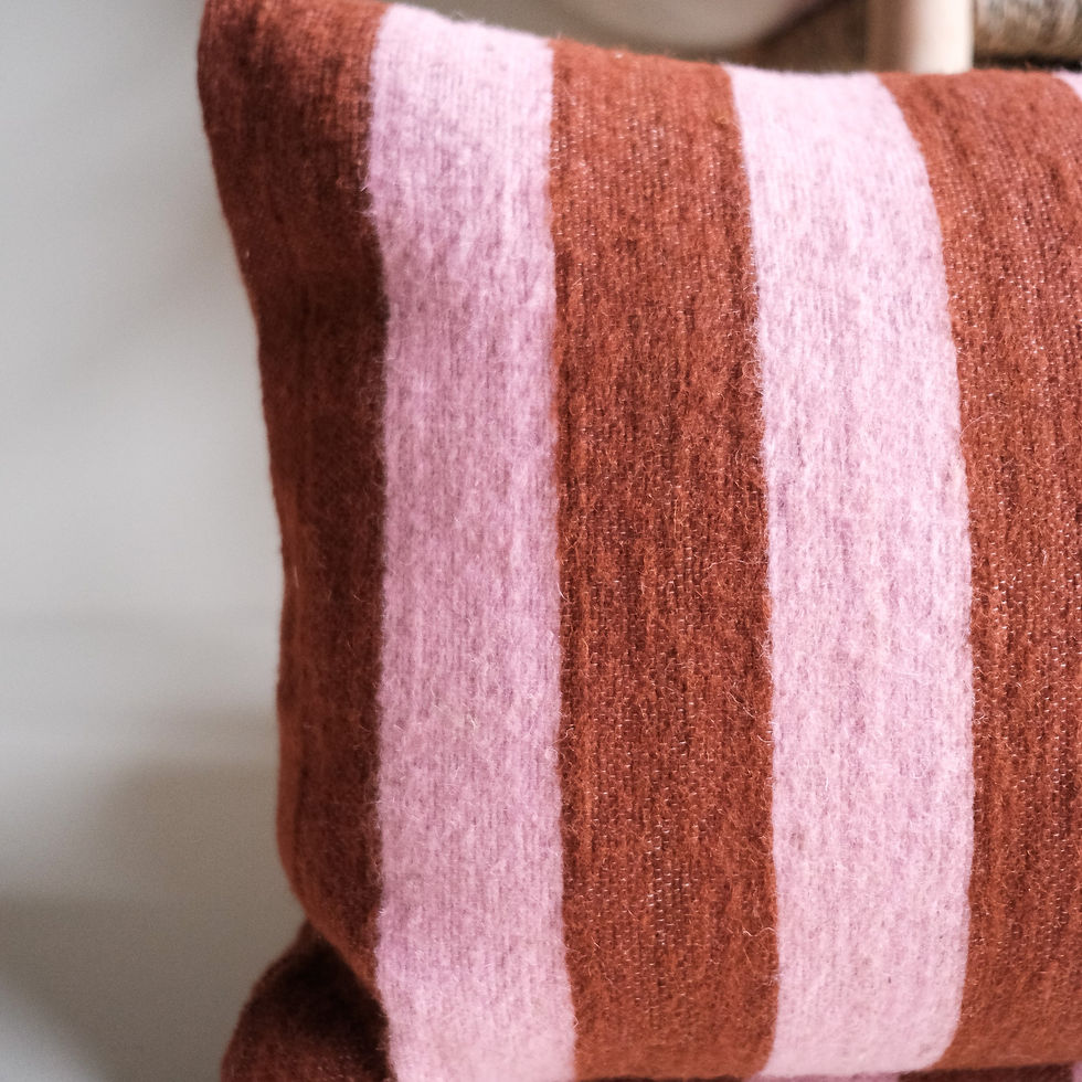 Thumbnail: Handgemaakt wollen kussen Zacht roze en bruine strepen