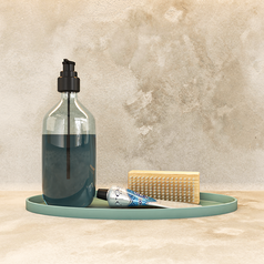 Bandeja turquesa com dispenser, creme e escovinha