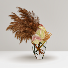 Pampas e copo de leite em vaso de vidro
