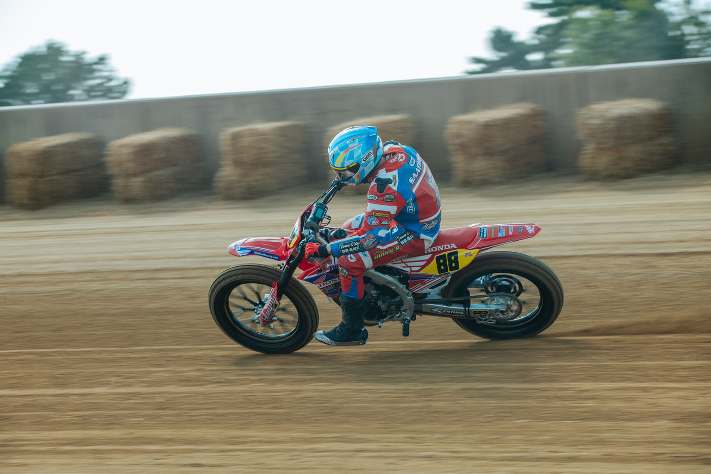 Chase Saathoff racing in an American Flat Track event showing off a Suter Clutch.