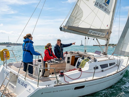 Cours de voile ou stage intensif : comment choisir votre formation à Port Médoc ?