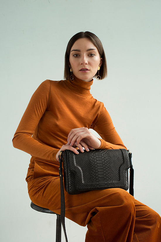 Klasyczna torebka Modern skórzana „mamba” czarna