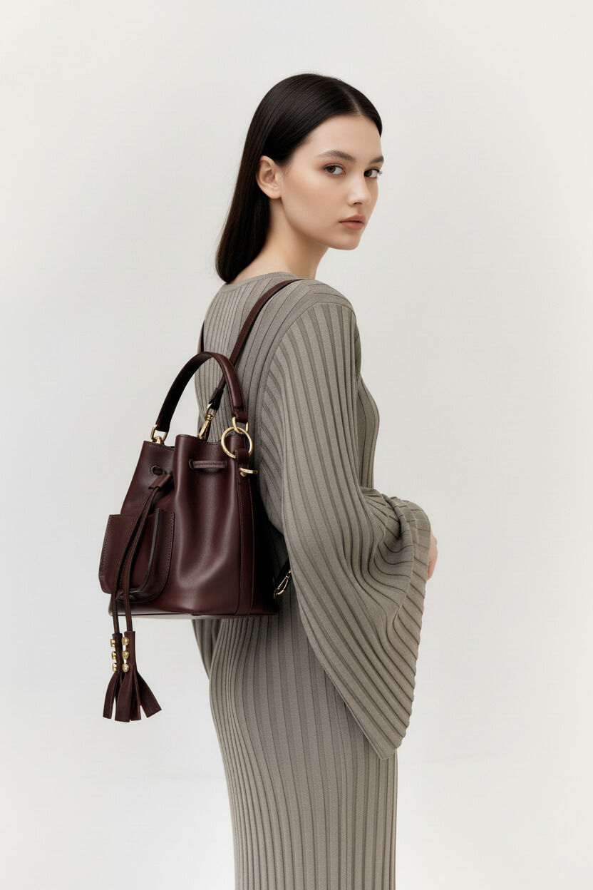 Torebka Mini Worek skórzana brązowa z krótkim plecionym paskiem