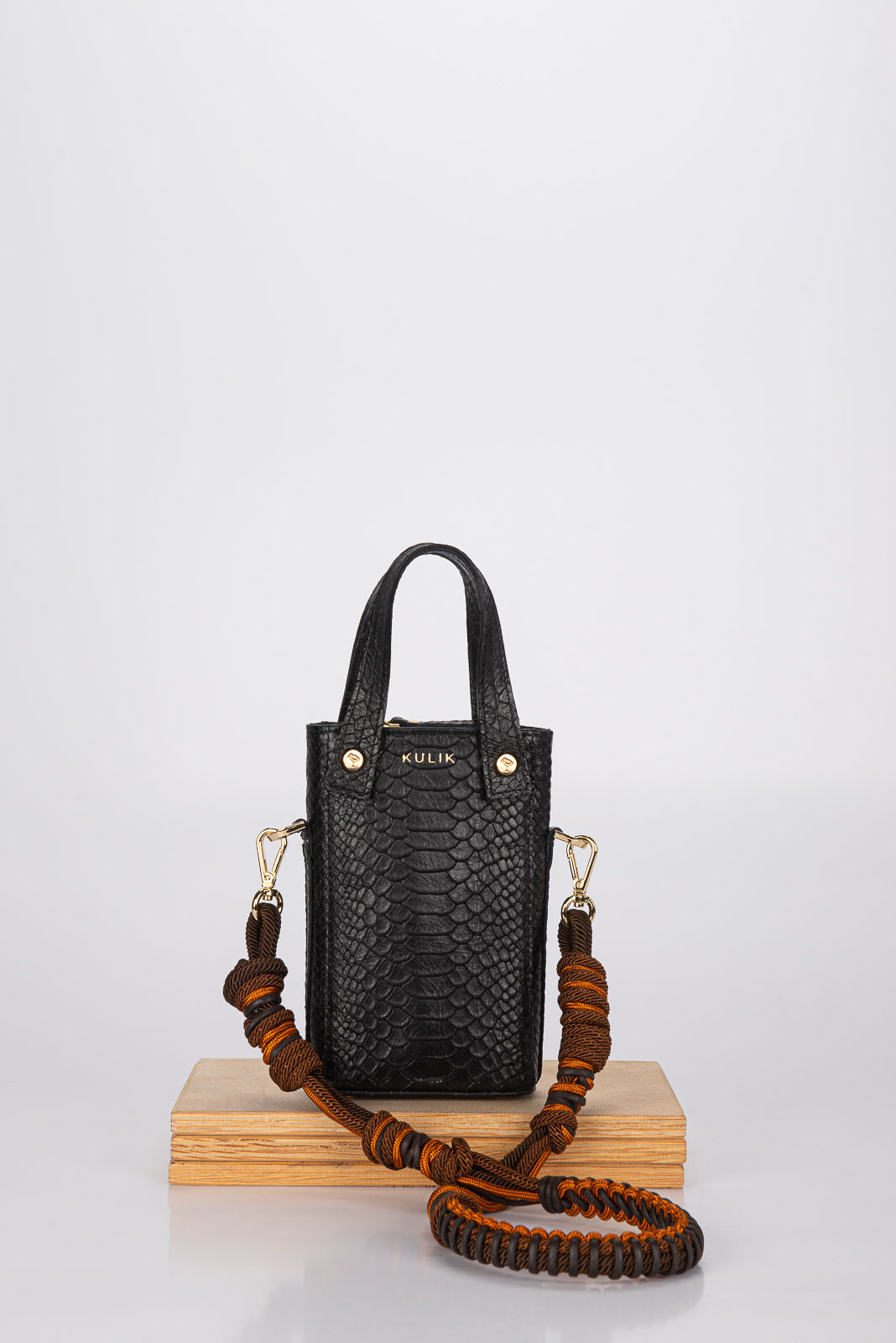 Mała torebka Phone Bag „mamba”czarna z plecionym paskiem