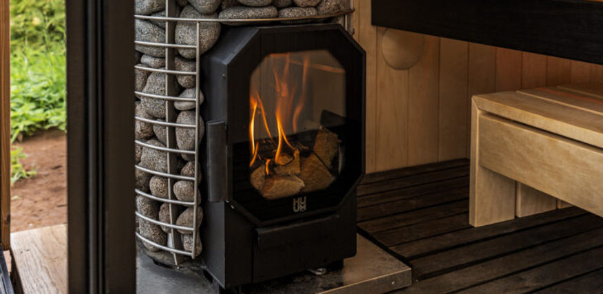 Imagen de una estufa de leña en una sauna
