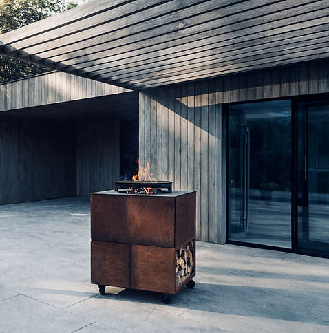 Hög grill i cortenstål för terrass – modern utekök-design som förenar funktion och estetik