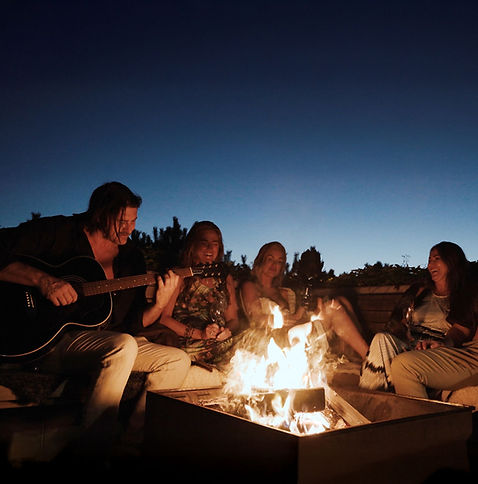 Miljöbild_Block_Eldfat_vanner_Samlas_runt_Eld.jpg