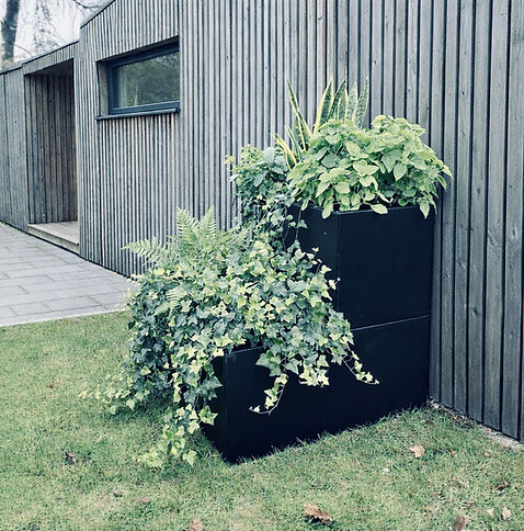 Svart BLOCK nivådelare i stål – skapar struktur och moderna etage i trädgården