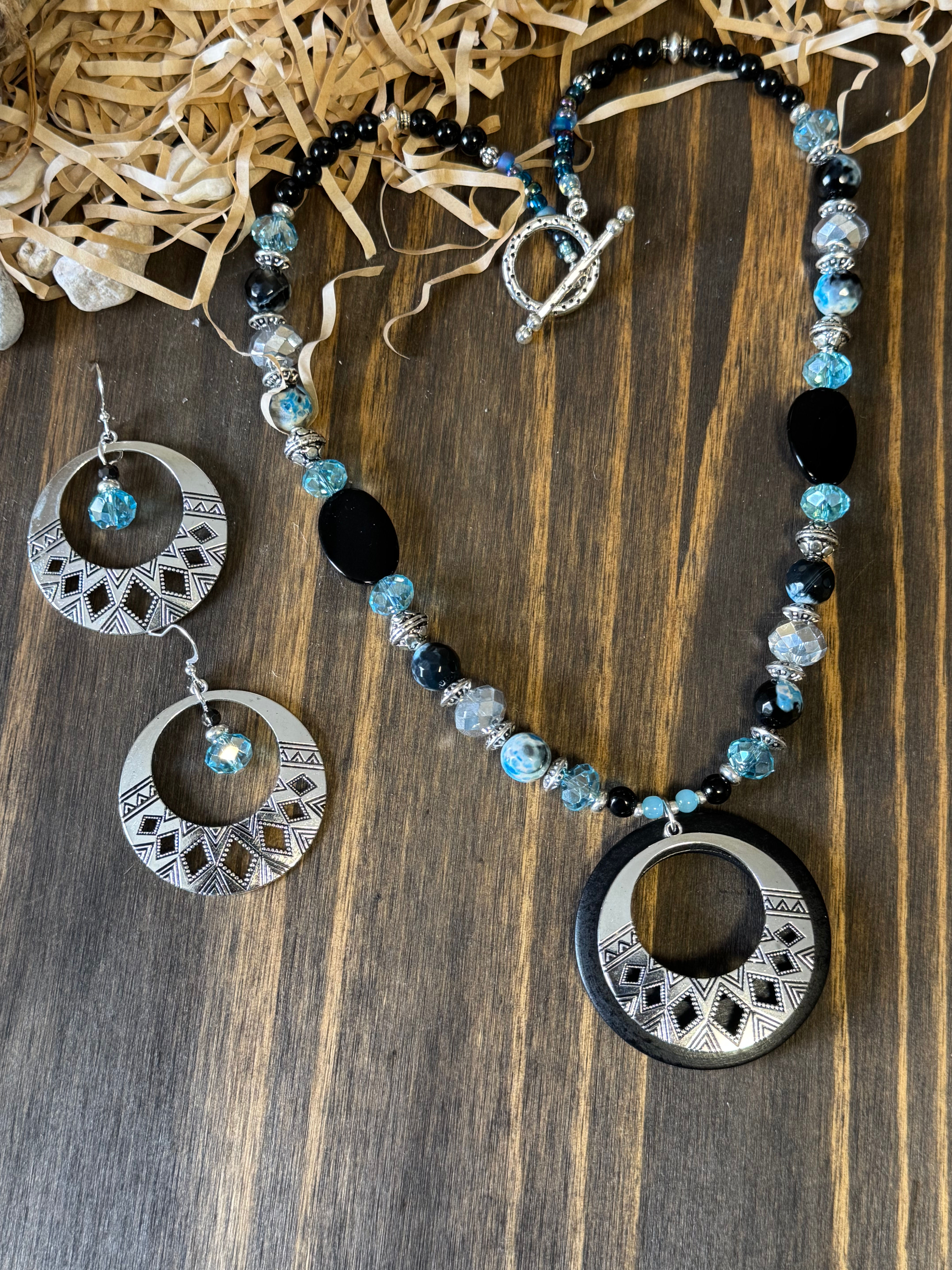 Geometric Focus in Black and Aqua