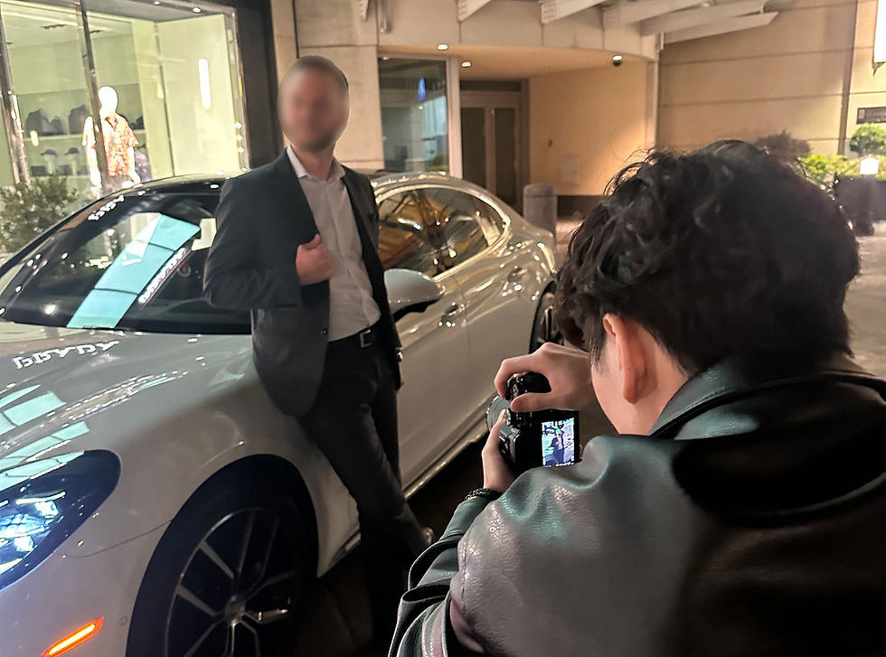 Professional dating app photographer Vincent directing a client during a luxury photoshoot