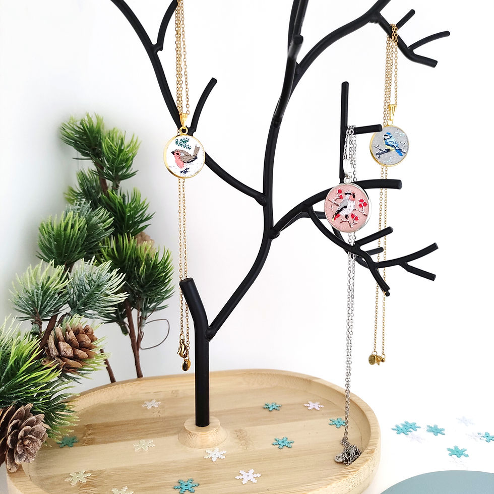 Miniature : photo d'une partie de la collection de bijoux oiseaux avec les pendentifs mésange, rouge-gorge et jaseur boréal