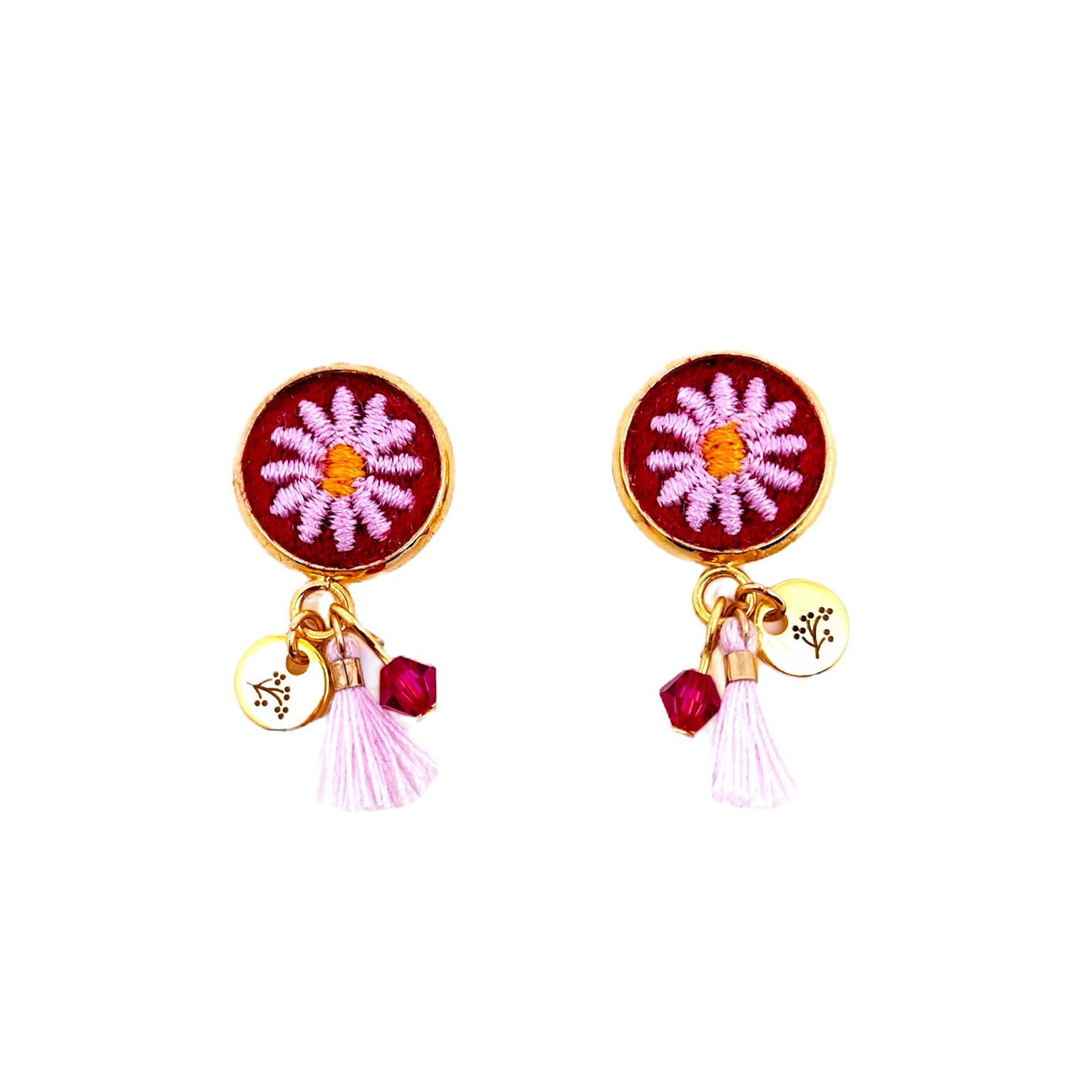 Photo des boucles d'oreille en broderie, marguerite rose sur fond fuchsia en acier inoxydable doré